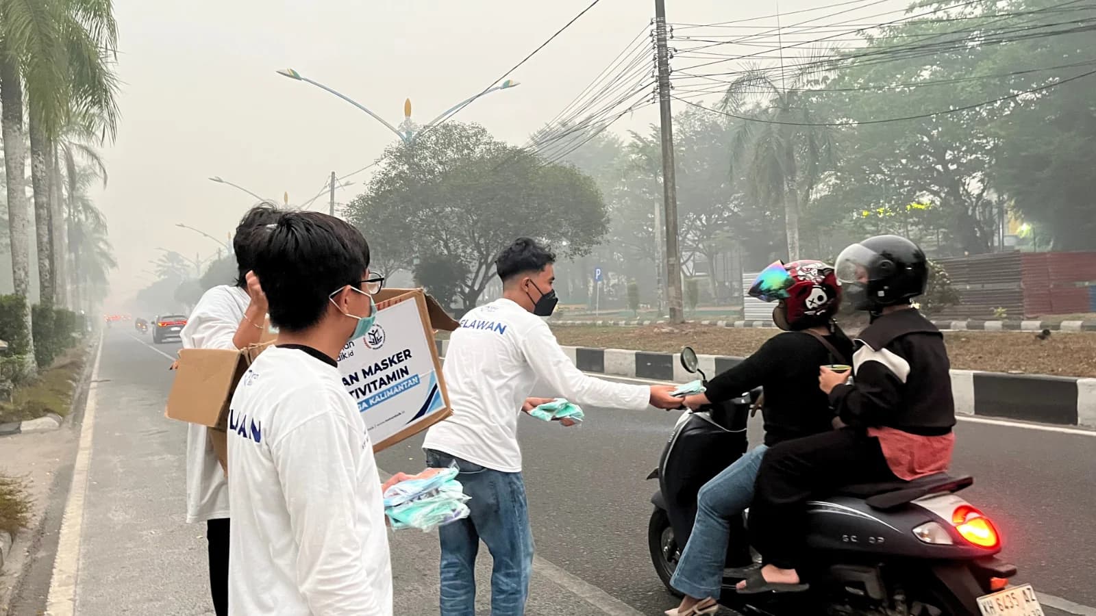 Asap Karhutla Kalimantan Tengah Makin Pekat, TemanBaik Salurkan Masker dan Vitamin