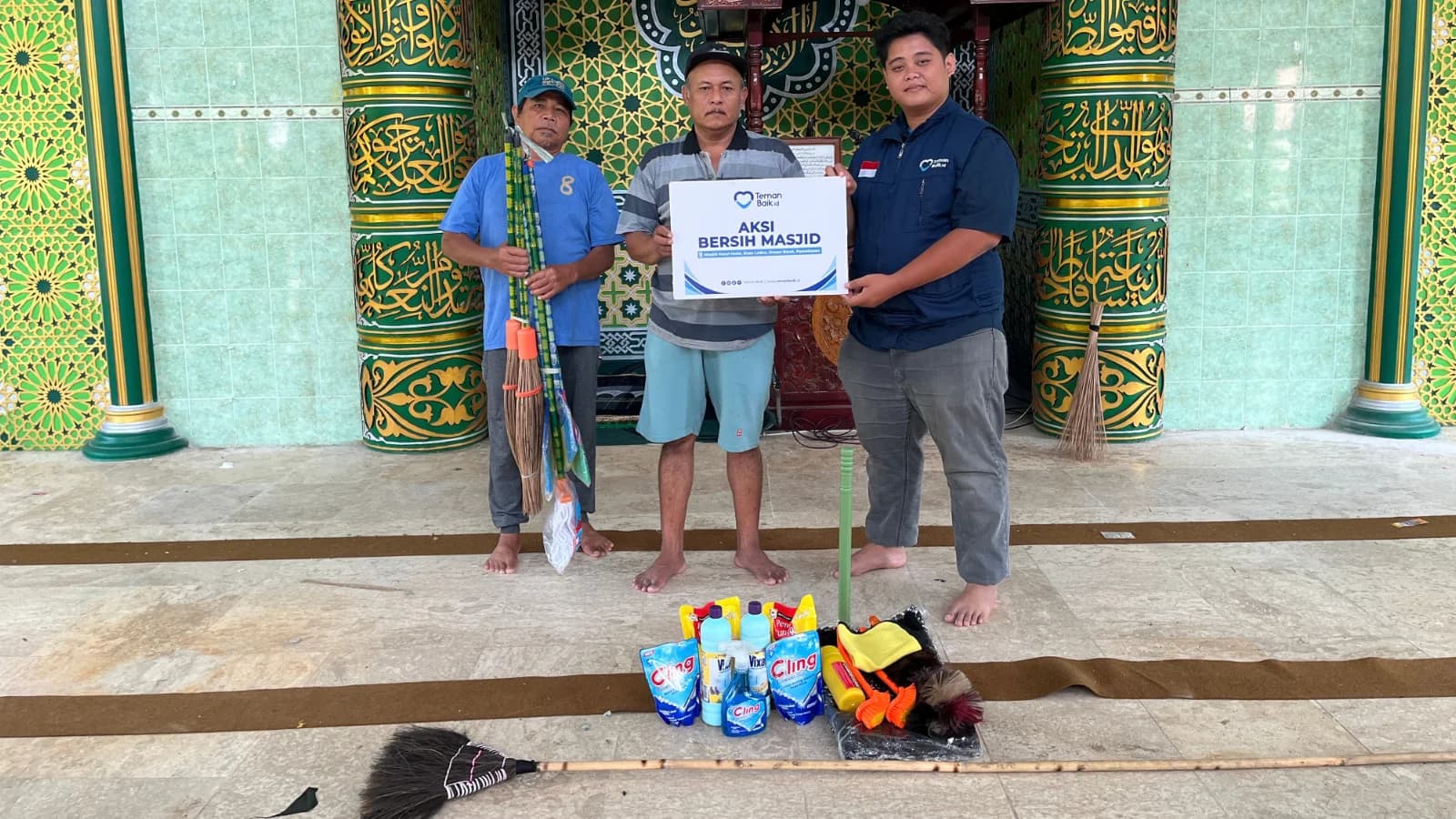 Edukasi Agama Islam dan Aksi Bersih-Bersih Masjid Nurul Huda Pamekasan Madura