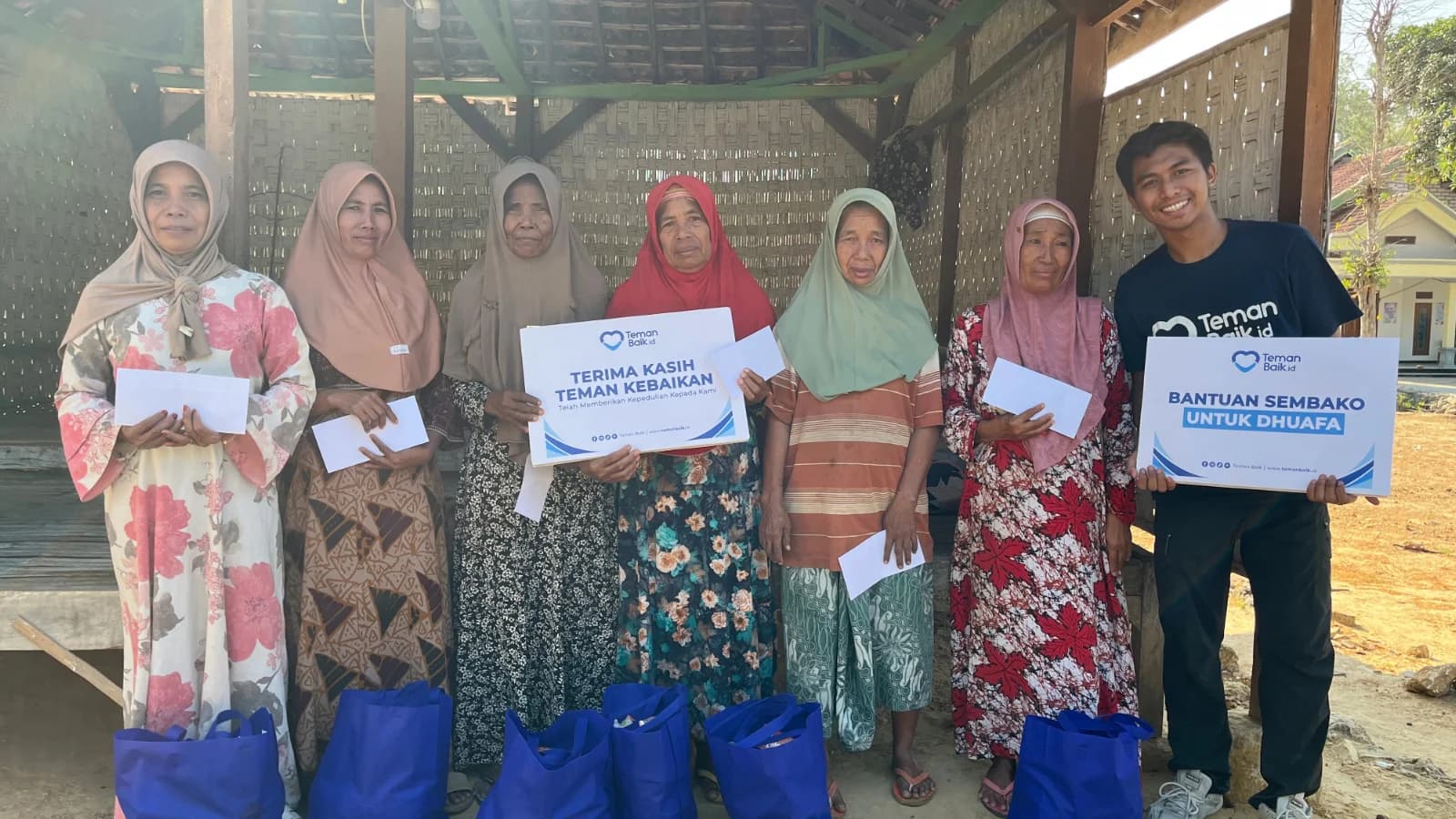 Lansia Dhuafa di Pamekasan Terima Sembako dan Santunan dari Teman Baik