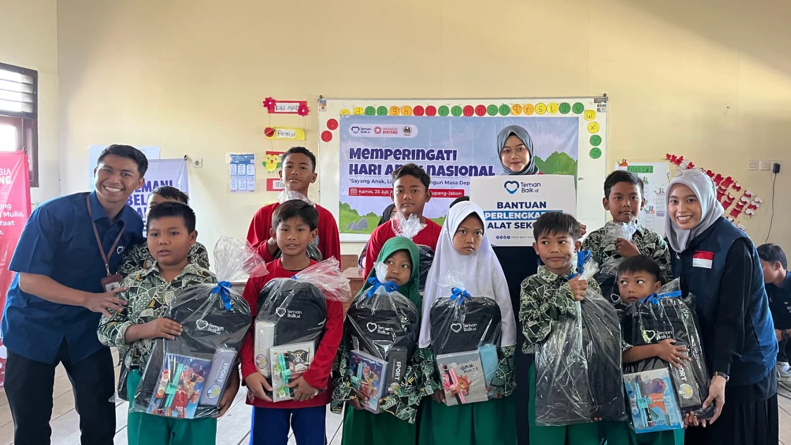 Hari Anak Nasional, Teman Baik Salurkan Bantuan di SDN 4 Kupang