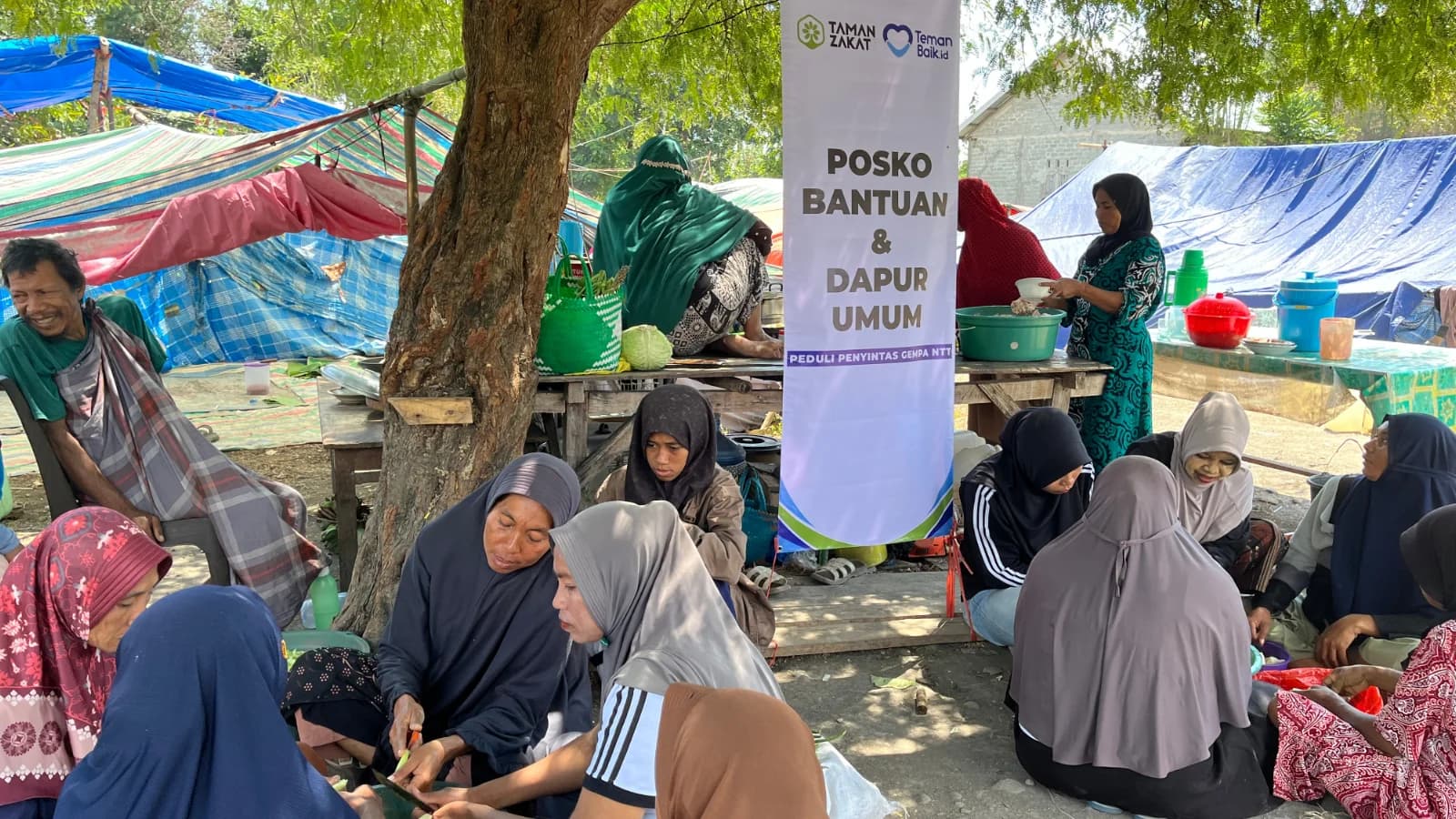 Relawan TemanBaik Masak Bersama Penyintas Gempa NTT di Pengungsian
