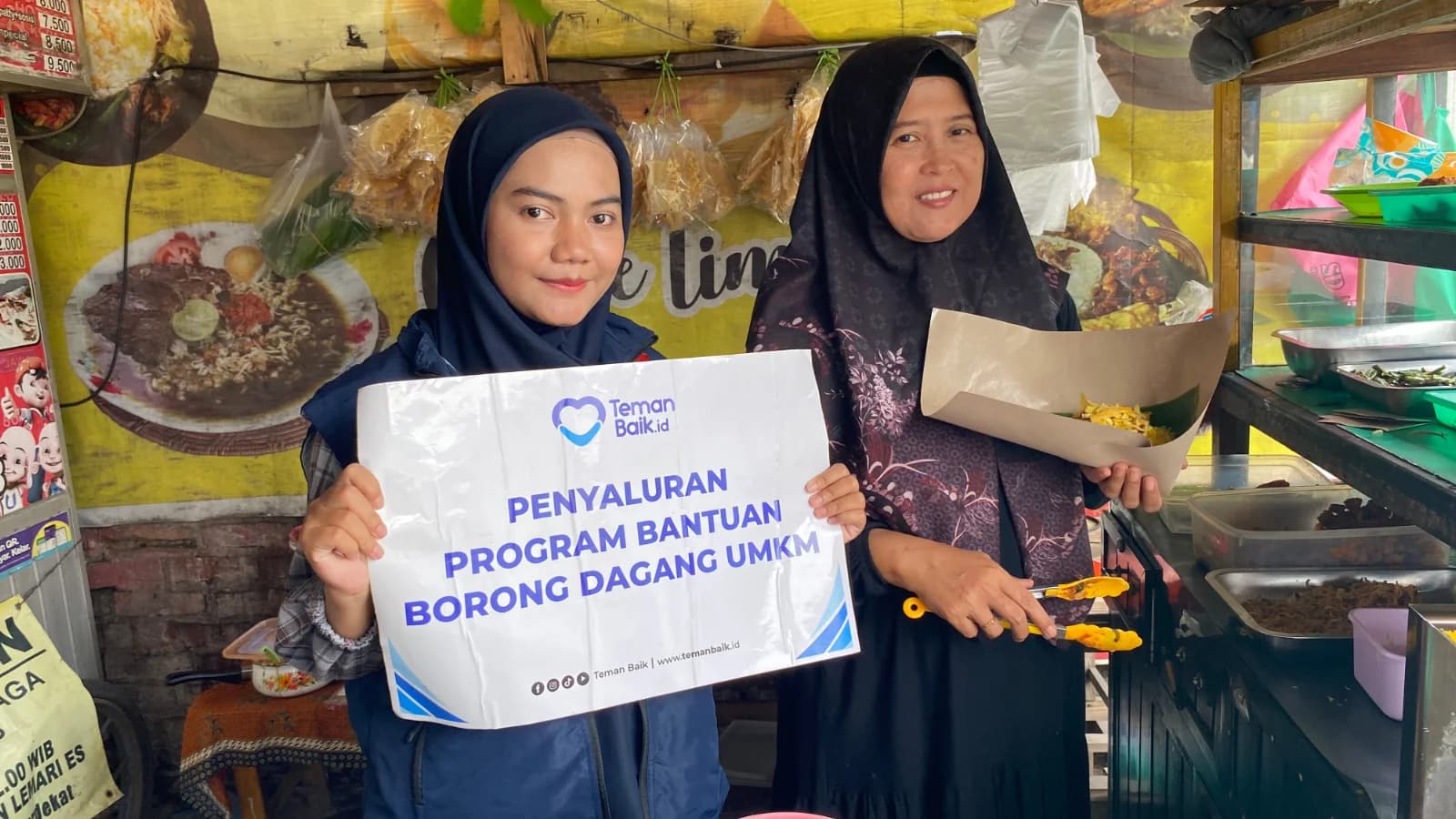 Borong Dagangan UMKM, Teman Baik Bagikan Makanan Berbuka