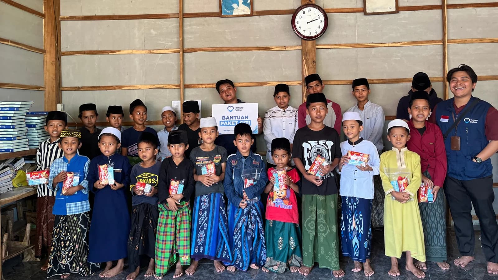 Dukung Gizi Anak, Teman Baik Bagikan Paket Gizi di Pamekasan